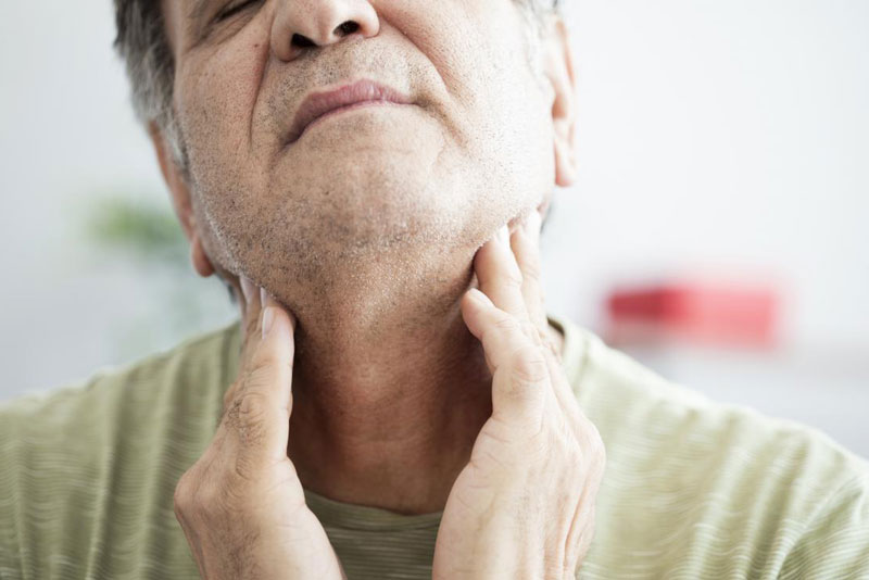 Scharfer Halsschmerz beim einseitigen Schlucken Ursachen, Behandlung
