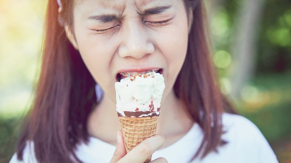 Zahnschmerzen nach dem Essen von Eis