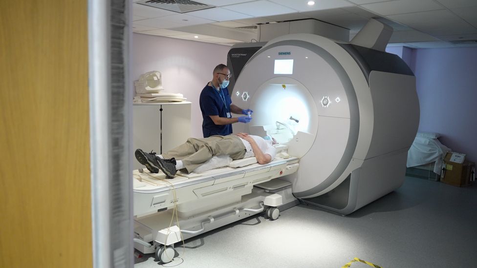 Aldo hat eine Magnetresonanztomographie (MRI)
