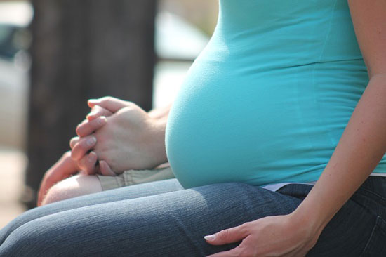 Die 20 wichtigsten Dinge, die Sie während der Schwangerschaft nicht tun sollten