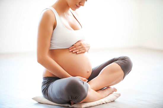 Yoga für die Schwangerschaft Vorteile Leitfaden (Tipps + 4 grundlegende Yoga-Posen)