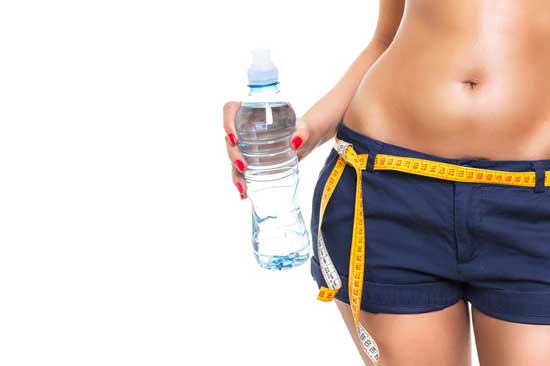 4 natürliche Wege, Wassergewicht sicher zu verlieren (und warum sie funktionieren