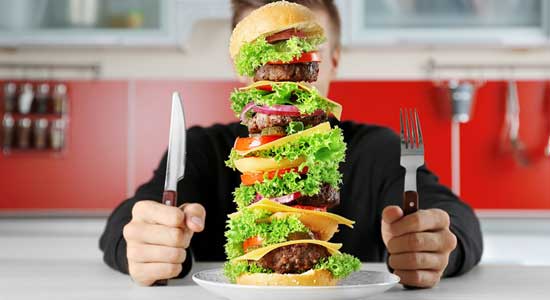 8 Nebenwirkungen von übermäßigem Essen und wie man es stoppt (4 Tipps!)
