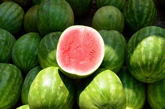 Top 6 überraschende gesundheitliche Vorteile der Wassermelone (und mögliche Nebenwirkungen!)