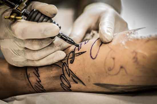 Wie wählt man Tattoo und Künstler (und Anleitung zur Tattooentfernung)