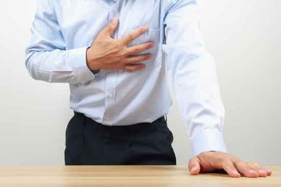Schmerzen in der linken Brust bei Männern 5 Ursachen und Behandlung