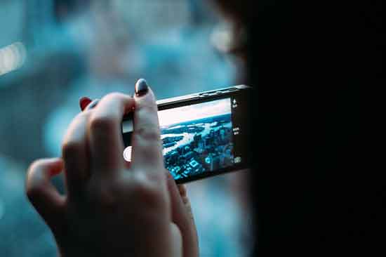 blaues Licht vom Telefonschaden Auge