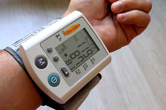 schwankender Blutdruck 8 Gründe und Hausmittel