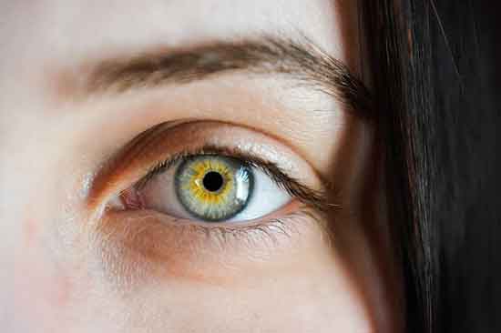 weißer Augenausfluss 3 Ursachen und Behandlung