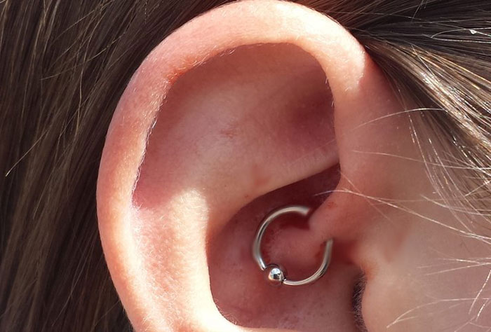 Daith Piercing aus Angst Funktioniert es Ein Mythos oder eine Lüge