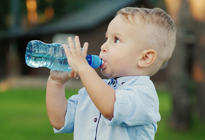 Warnzeichen, dass Ihr Kleinkind mehr Wasser trinken muss.