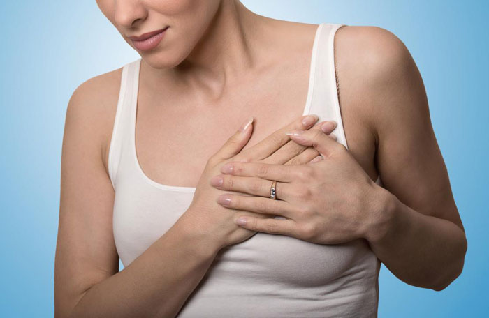 Schmerz in der Brust 30 mögliche Ursachen und wann Sie einen Arzt aufsuchen sollten.