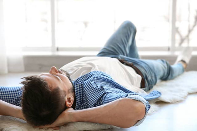 Schlafen auf dem Boden Vorteile, Nebenwirkungen, als Behandlung und Anleitung